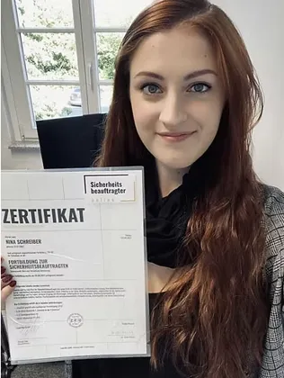 Nina Schreiber mit ihrem Zertifikat